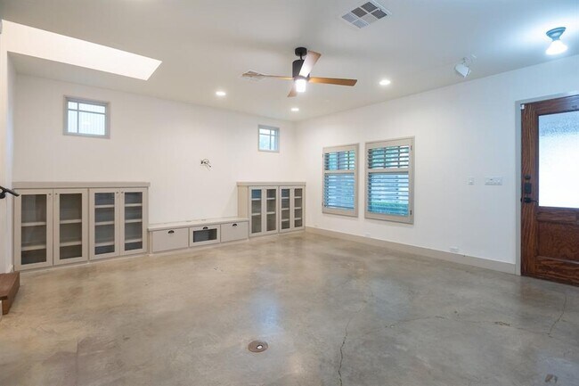 Foto del edificio - 610 W Live Oak St