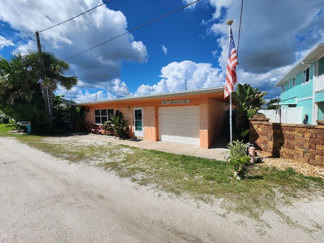 Primary Photo - Charming Beachside Bungalow only 150 steps...