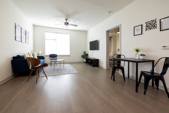 Building Photo - 633 E Main St