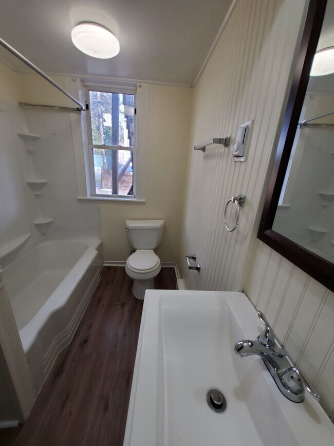 Building Photo - 423 Liberty St