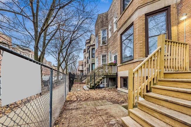 Building Photo - 3554 N Wilton Ave