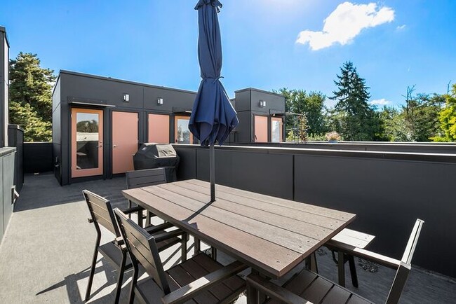 Building Photo - Stunning Brand New Green Lake Townhome!