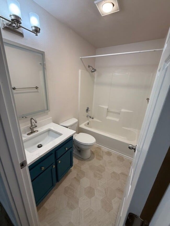 Foto del edificio - Updated duplex on quiet street.  Large yard, all appliances.