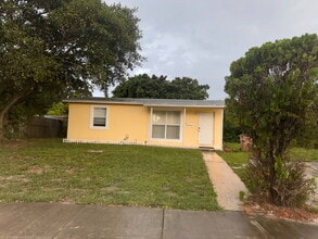 Building Photo - 520 NE 45th St