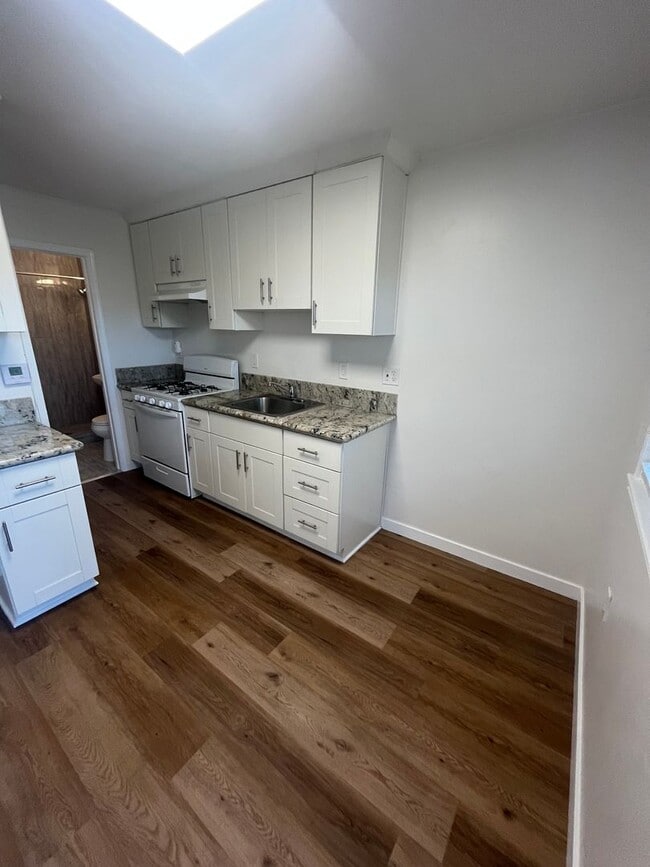 Foto del edificio - 334-336 E School St.