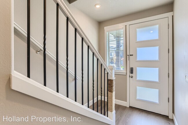 Building Photo - 4 br, 3.5 bath House - 8041 NE Sabo Street