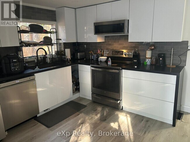 Building Photo - 159 Waterloo St