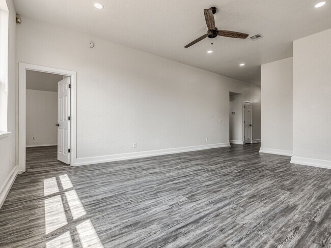 Foto del edificio - Newly remodeled home in Yukon!