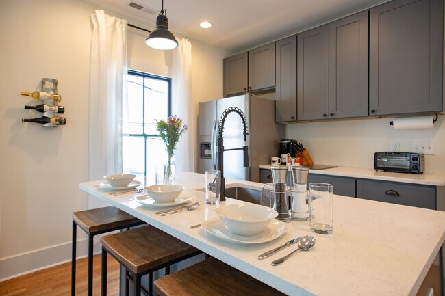 Foto del edificio - 1002 Lamond Ave