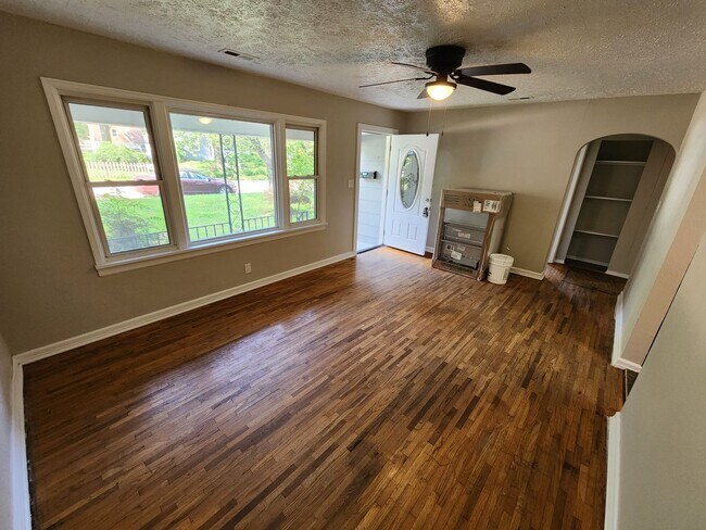 Foto del edificio - Spacious 3-Bedroom, 2-Bathroom Home AVAILA...