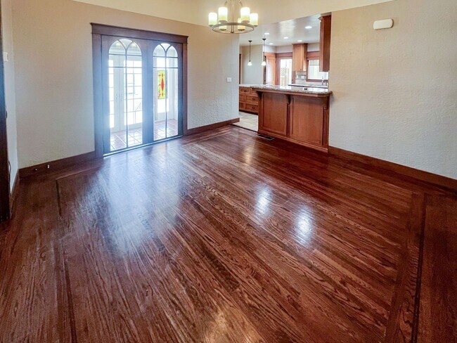 Building Photo - Charming Point Loma Gem: Fully Renovated 3...