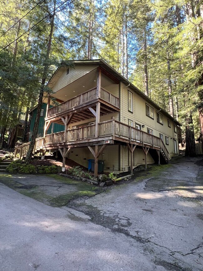 Foto del edificio - 2,280 Square Foot modern Three bedroom two bath multi  level home, large yard, decks, cathedral c...
