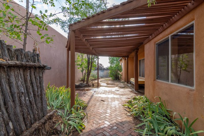 Building Photo - Cute Single Family Home Available now!