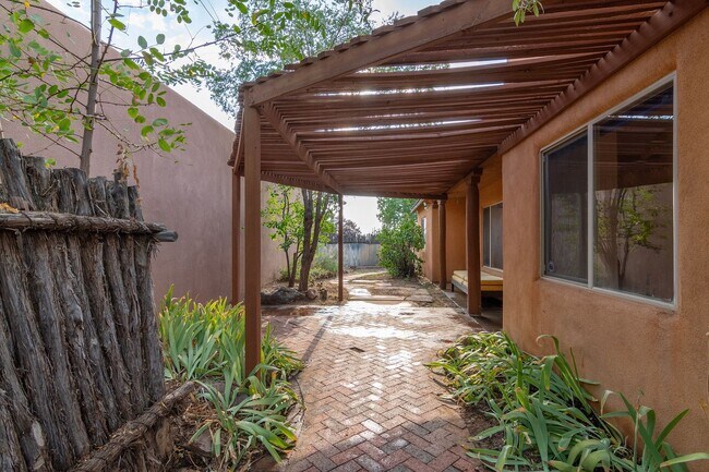 Foto del edificio - Cute Single Family Home Available now!