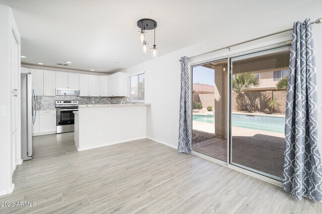 Foto del edificio - 12630 W Laurel Ln