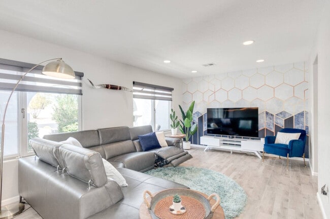 Building Photo - 6843 E Sheena Dr