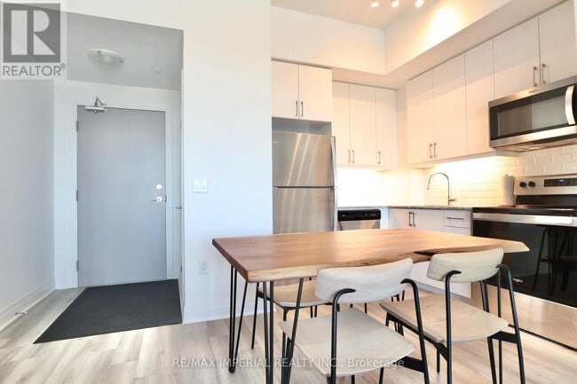 Photo du bâtiment - 3220-3220 Sheppard Ave E