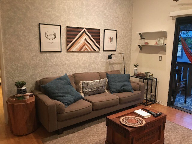 Vaulted ceiling living space - 20702 El Toro Rd