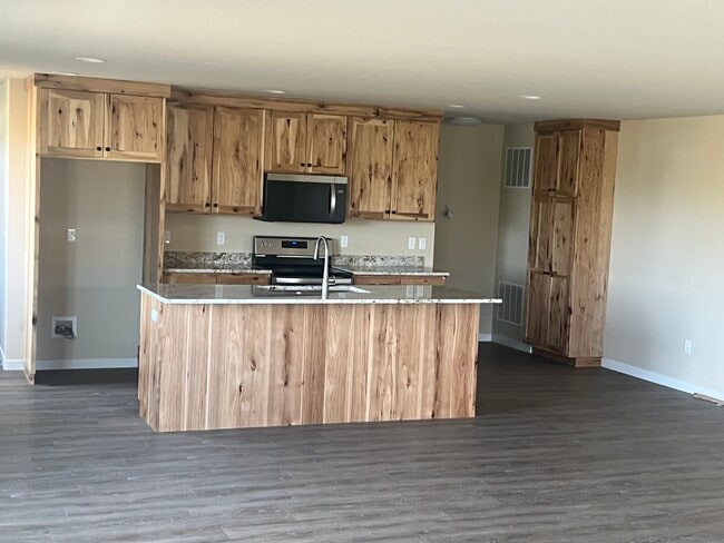 Kitchen with Granite Countertops - 1416 Edington Ave