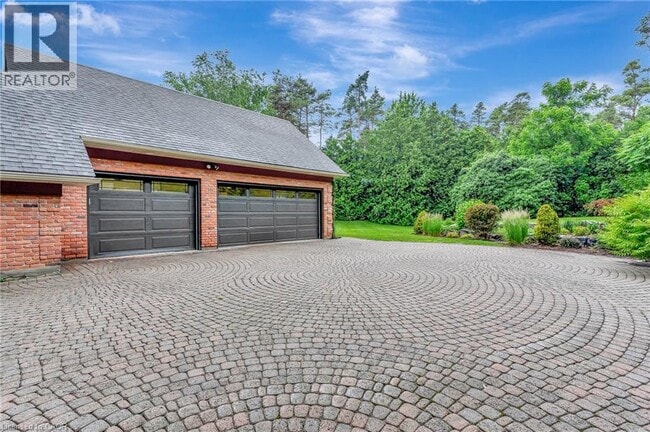 Building Photo - 22 Deerpath Ct