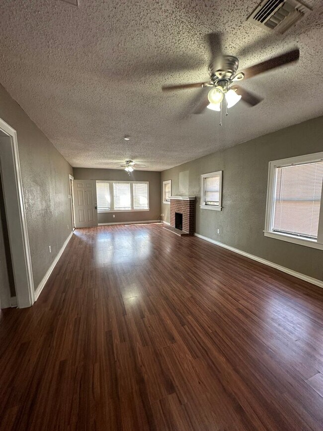 Foto del edificio - Charming 2 bed 1 bath home MOVE IN READY!