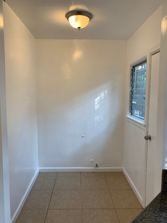 Building Photo - 5312 Romaine St