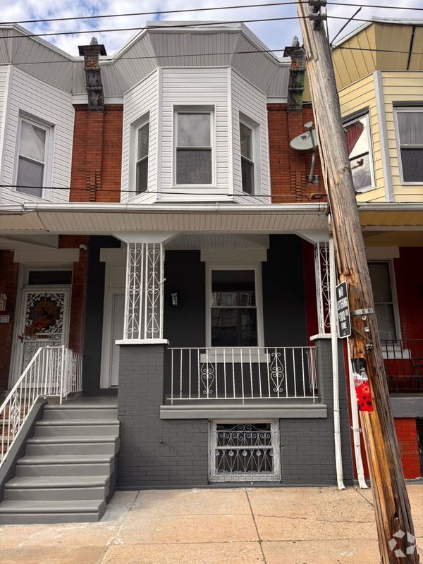Building Photo - 2233 W Oakdale St