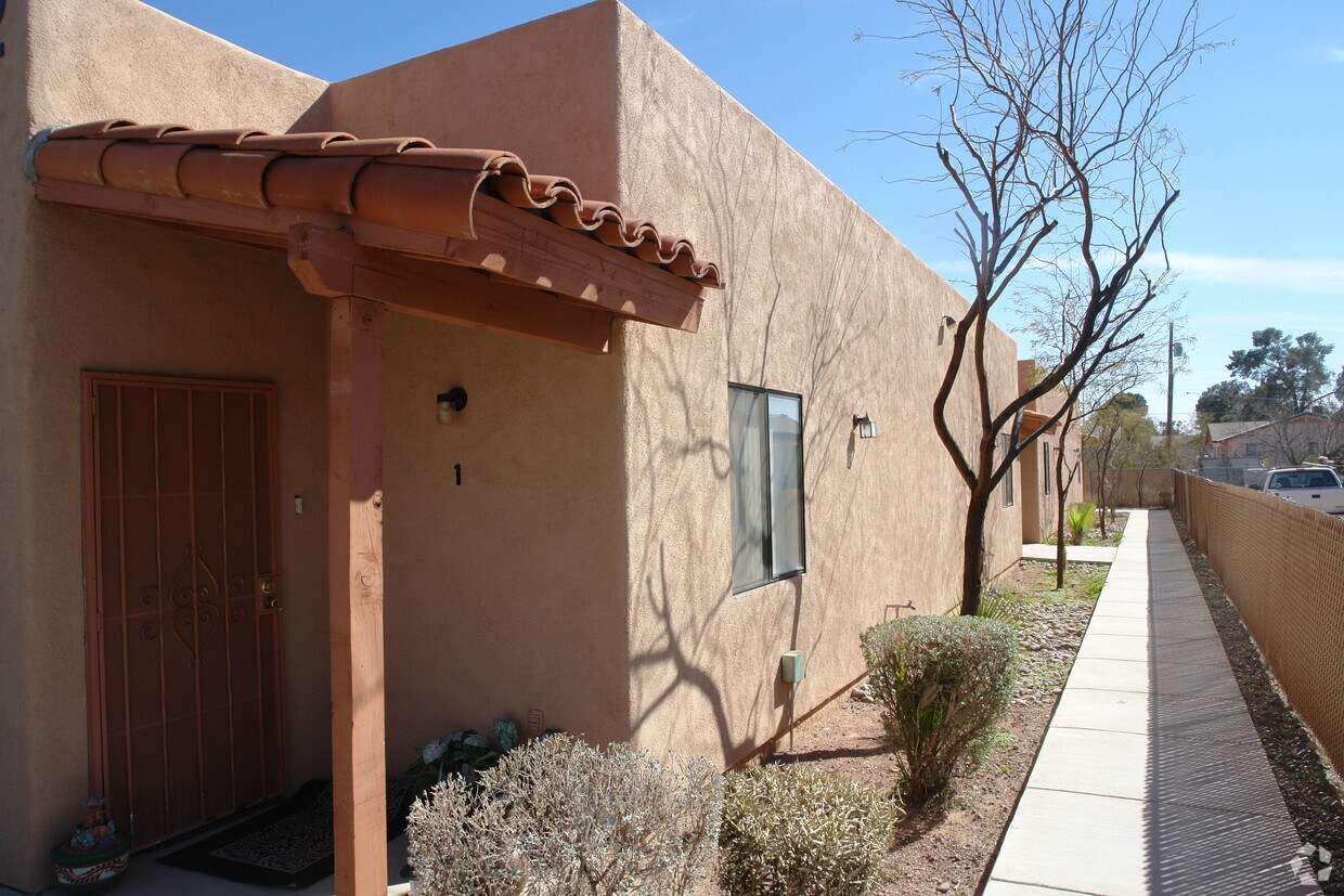 Building Photo - 3332 E Monte Vista Dr
