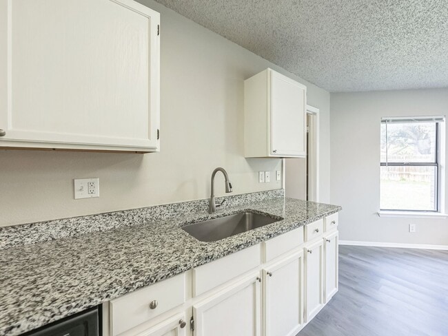 Foto del edificio - 3 bedroom, 2 1/2 bathroom, 2575 sqft Singl...