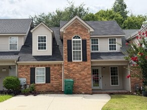 Building Photo - 303 Hazelnut Dr