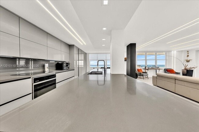 Building Photo - 1147 Hillsboro Mile