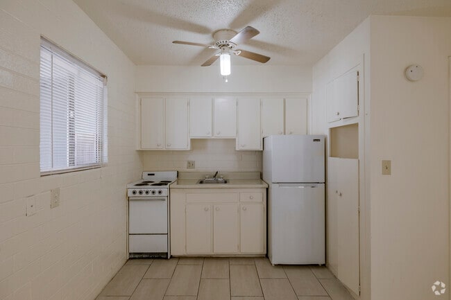 1BR, 1BA - 500SF - Kitchen - Scottsdale Suites Apartments