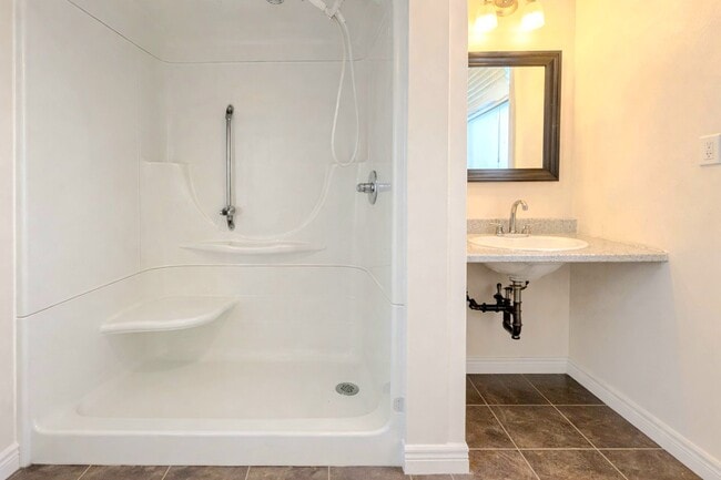 Building Photo - 2 Bedroom, 1 Bathroom Apartment for Rent - Available February 1st