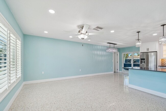 Building Photo - Charming 3 bed 2 bath home with pool minutes from Treasure Island Beach