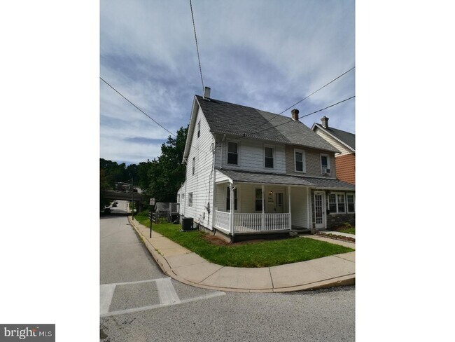 Foto del edificio - 246 Moorehead Ave