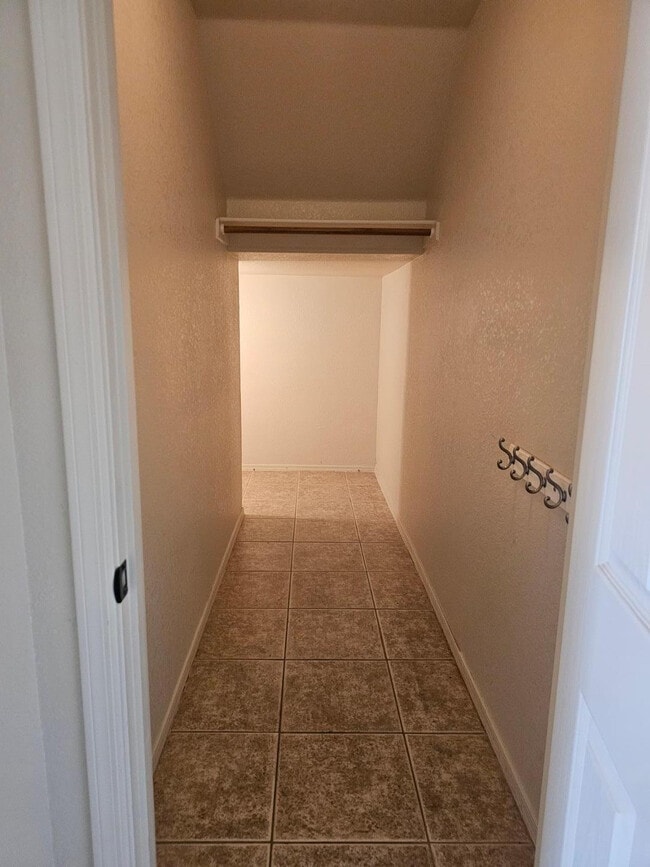 Building Photo - 900 Estancia Dr