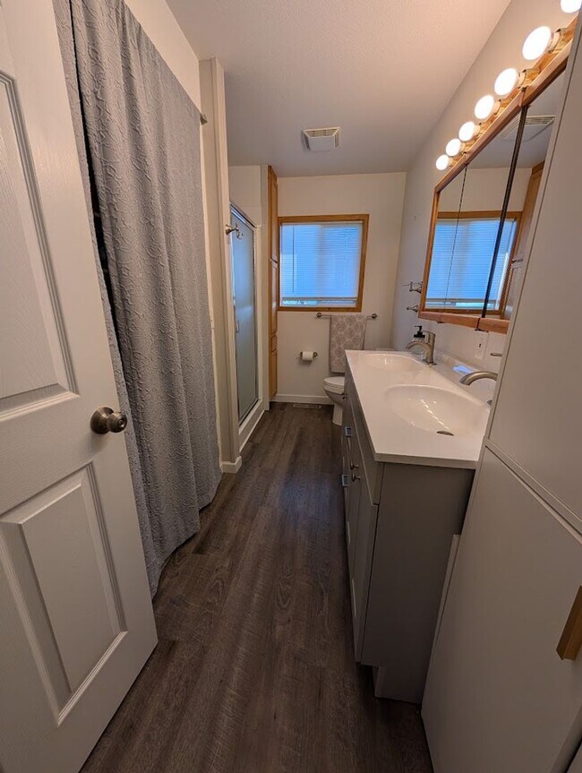 Foto del edificio - Large 5 Bedroom 2 Bath House - Pet-Friendly