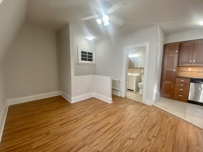 Building Photo - 341 St Clair Ave W
