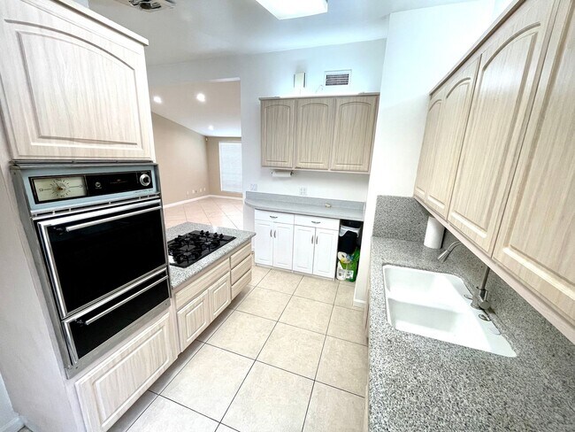 Foto del edificio - Beautiful house, 2bd+den/1.5ba HOME on the hillside of Granada Hills.