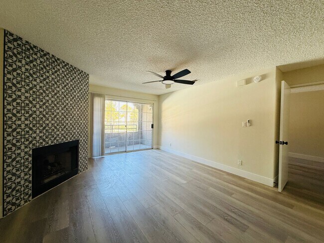 Foto del edificio - Fantastic Guard-Gated Condo – Available Soon!