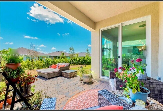 Foto del edificio - 2901 NE Breezeway Cir