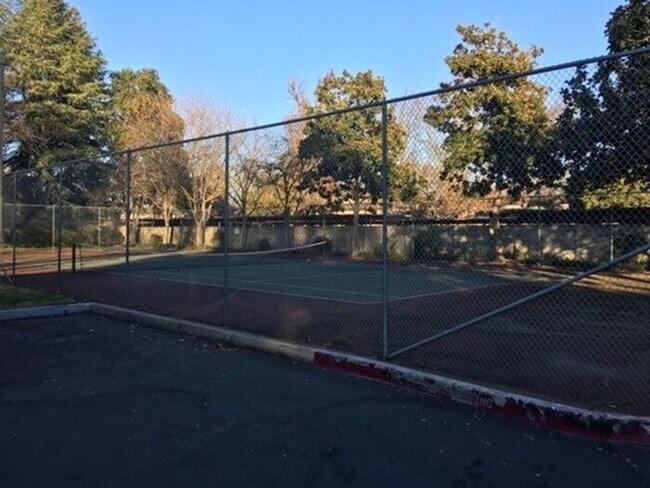 Foto del edificio - 325 Standiford Ave