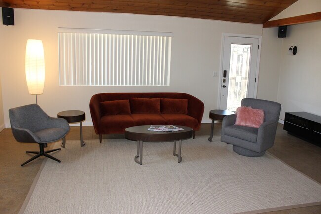 Foto del edificio - 410 Burnham Rd