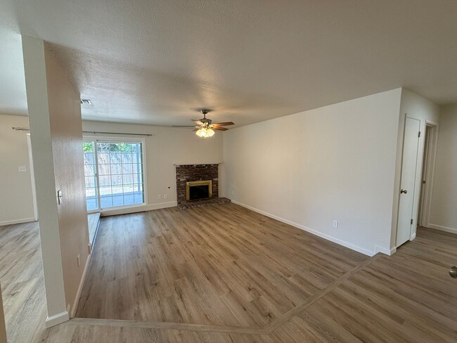 Building Photo - Updated single story near shopping and fre...