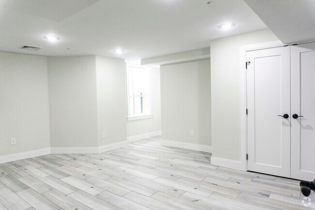 Building Photo - 71 Linden St