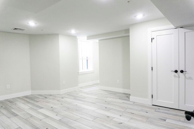 Building Photo - 71 Linden St