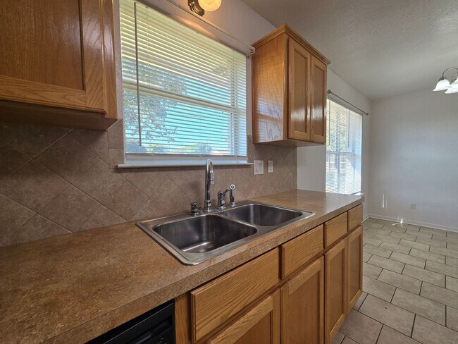 Building Photo - AVAILABLE NOW!