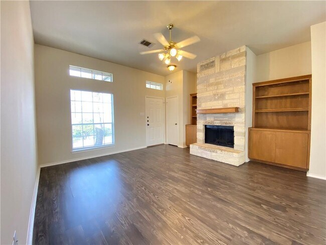Foto del edificio - 709 Broken Bow Dr