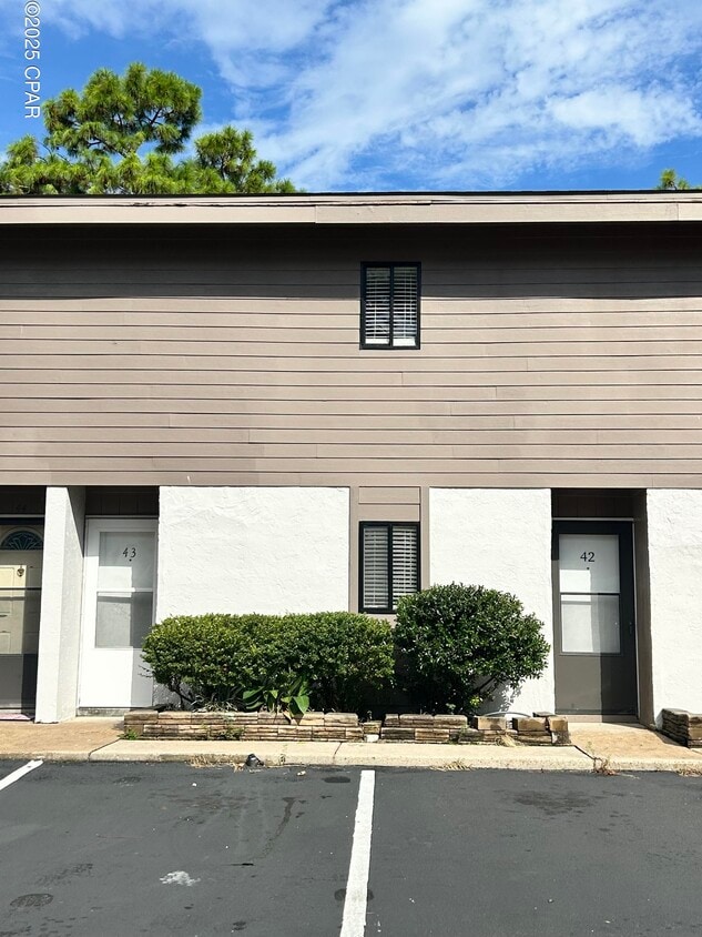 Foto principal - 6901 N Lagoon Dr