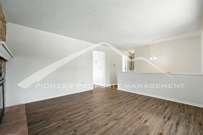 Building Photo - Spacious Home with Washer/Dryer and Centra...